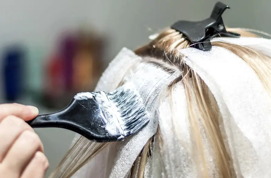 How Long To Leave Bleach On Wet Hair: 3 Basic Tips & Top Guide